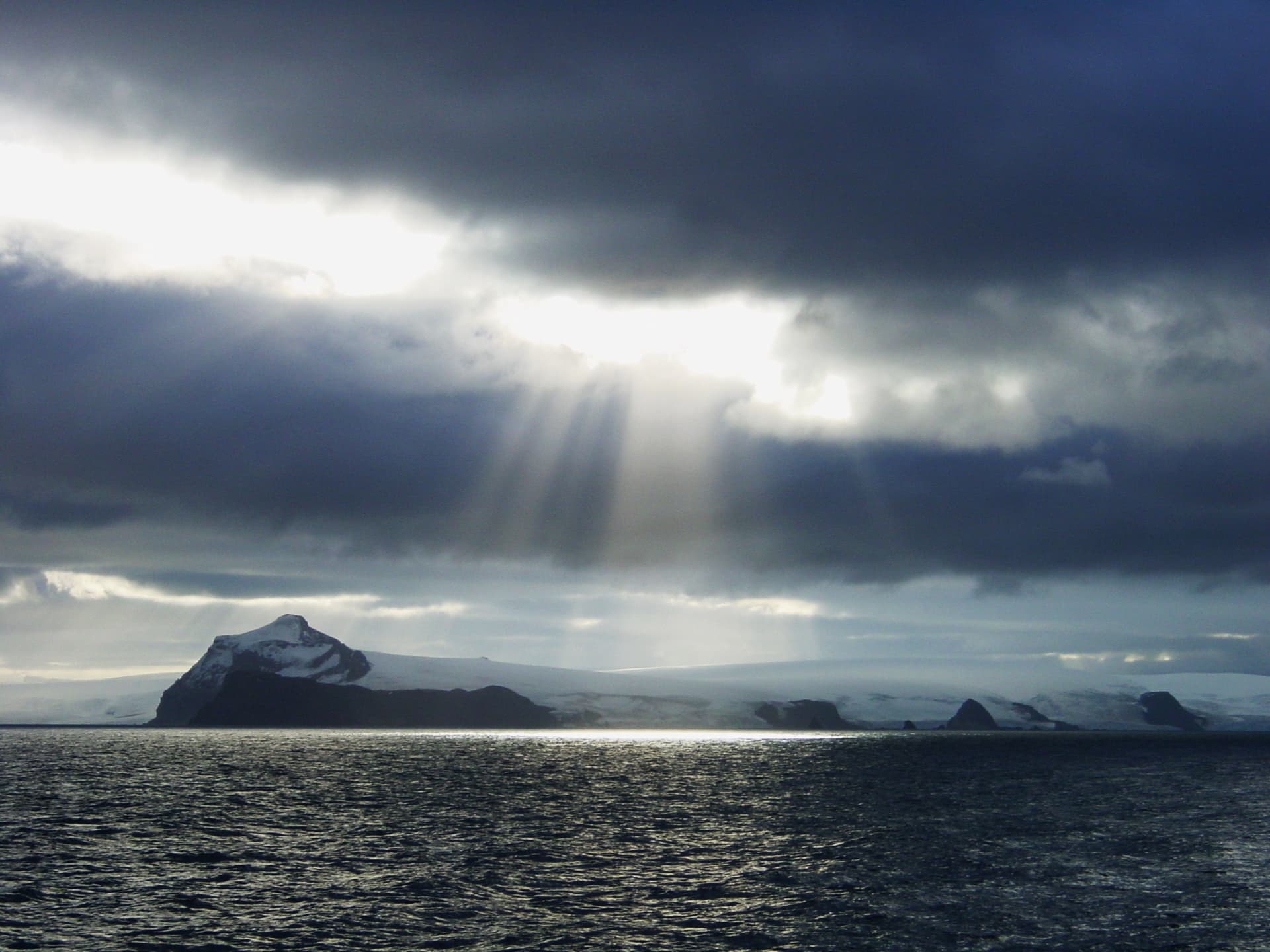 Crepuscular light over the Antarctic Peninsula