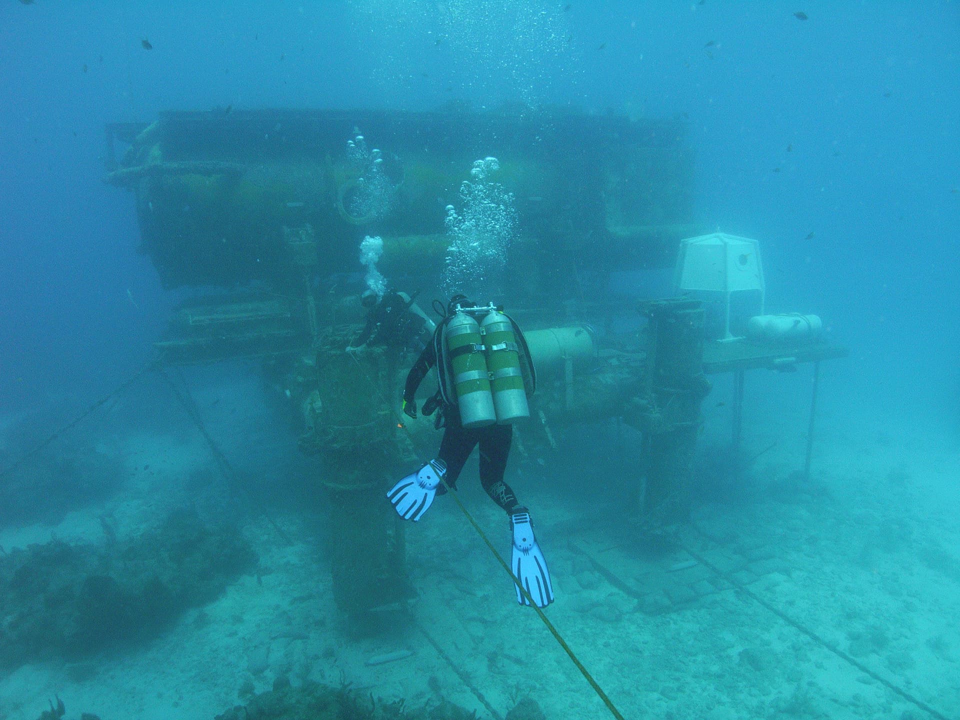 NEEMO crew approaching the Aquarius habitat, 2007