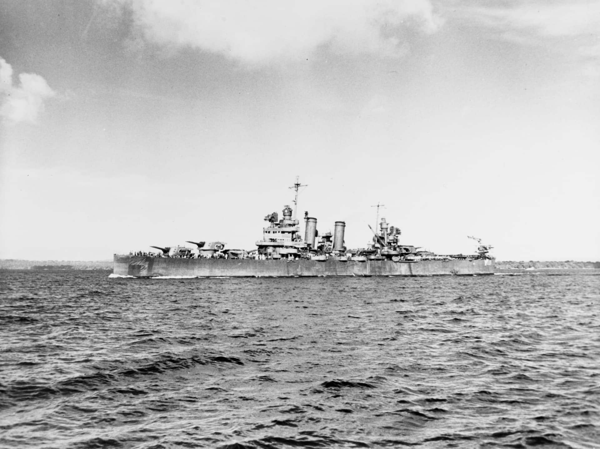 USS Honolulu (CL-48) underway near Espiritu Santo on 7 August 1943 ( )